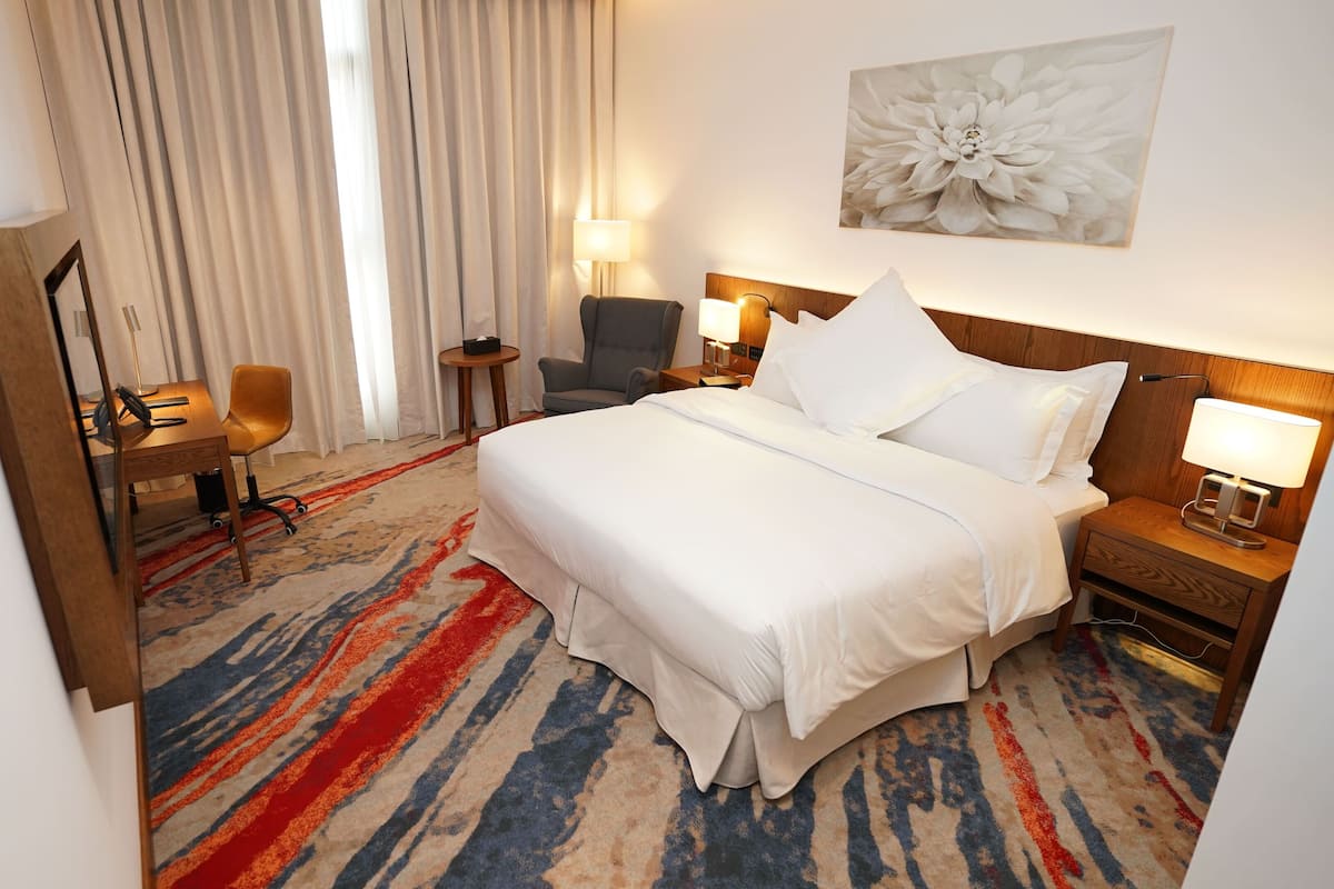 Luxe beddengoed, pillowtop-bedden, een kluis op de kamer, een bureau