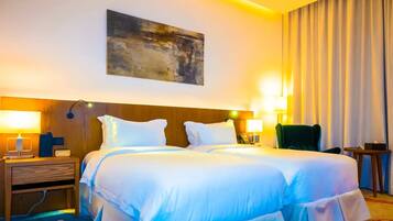 Premium-sengetøj, senge med topmadrasser, pengeskab på værelset