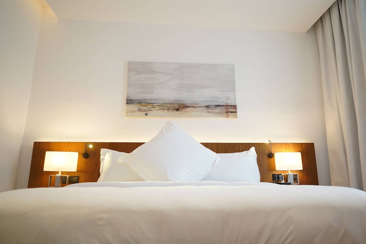 Luxe beddengoed, pillowtop-bedden, een kluis op de kamer, een bureau