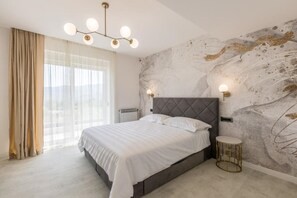 5 bedrooms, desk, iron/ironing board, free WiFi