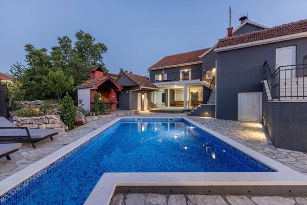 Outdoor pool, a heated pool
