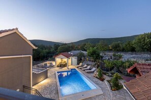 Outdoor pool, a heated pool - Holiday home Luka (Nova Sela)