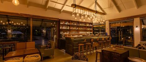 2 Bars/Lounges, Poolbar