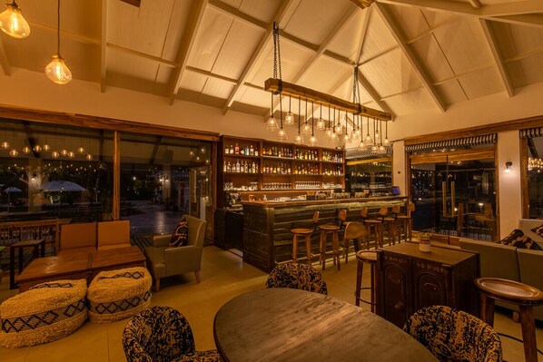 2 か所のバー / ラウンジ、プールサイドバー