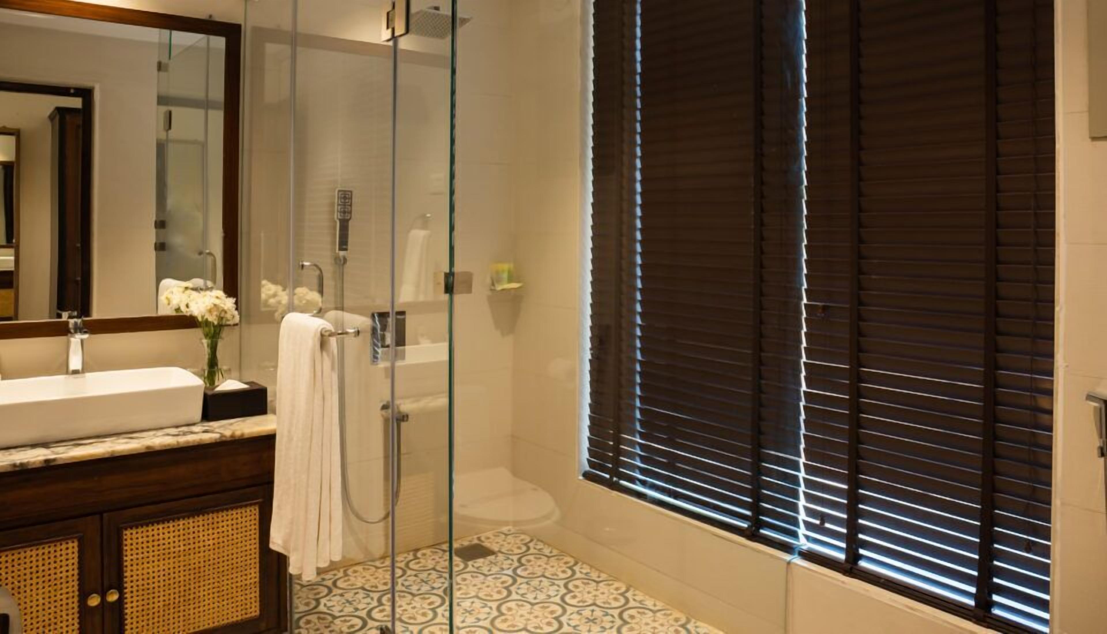Premium Room, Pool View | Bathroom | Shower, rainfall showerhead, free toiletries, hair dryer