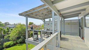 Outdoor dining - Baxter's Beach House by Experience Jervis Bay (Vincentia)