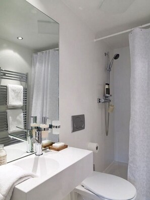 Studio | Bathroom | Free toiletries, hair dryer, towels - VISIONAPARTMENTS Binzmühlestrasse 48 (Zürich)