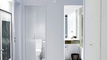 Apartemen Senior, 2 kamar tidur, balkon | Kamar mandi | Perlengkapan mandi gratis, pengering rambut,  dan handuk