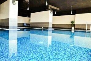 Indoor pool, outdoor pool - Bright Luxury 2BR Aprt Dubai Marina (Dubai)