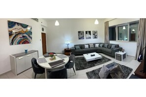 Smart TV - Bright Luxury 2BR Aprt Dubai Marina (Dubai)