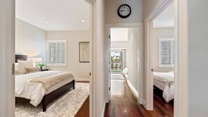 A bedroom with a bed, bedside table, lamp, and a framed picture on the wall. - Refined 3BR Retreat in the Heart of Inner Richmond, Near Presidio, Golden Gate Park & Clement Street (San Francisco)