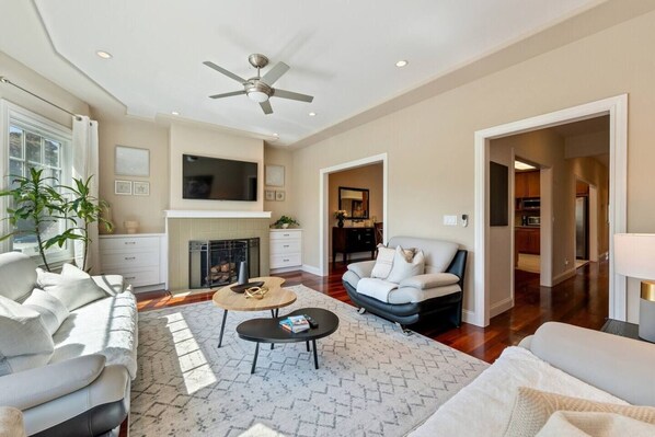 Smart TV, fireplace