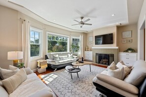 Smart TV, fireplace