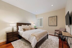 Tabla de planchar con plancha, wifi gratis y ropa de cama 