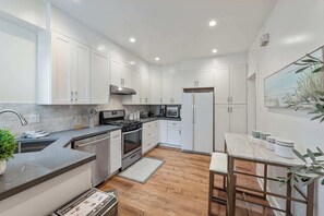 Een koelkast, een oven, een kookplaat, een vaatwasser