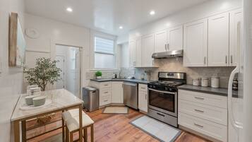 Fridge, oven, stovetop, dishwasher