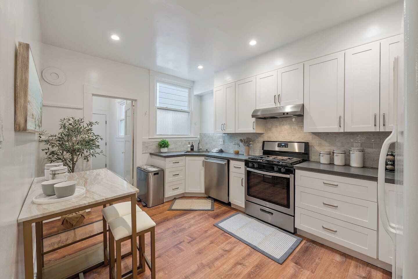 Fridge, oven, stovetop, dishwasher