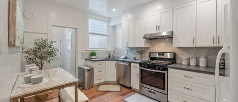 Fridge, oven, stovetop, dishwasher