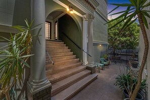 Property grounds - Enjoy ultra convenient City living from this comfortably stocked and furnished two level home (San Francisco)