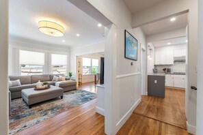 TV, offices - Enjoy ultra convenient City living from this comfortably stocked and furnished two level home (San Francisco)