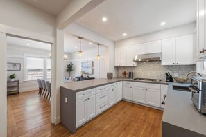 Fridge, microwave, oven, stovetop - Enjoy ultra convenient City living from this comfortably stocked and furnished two level home (San Francisco)