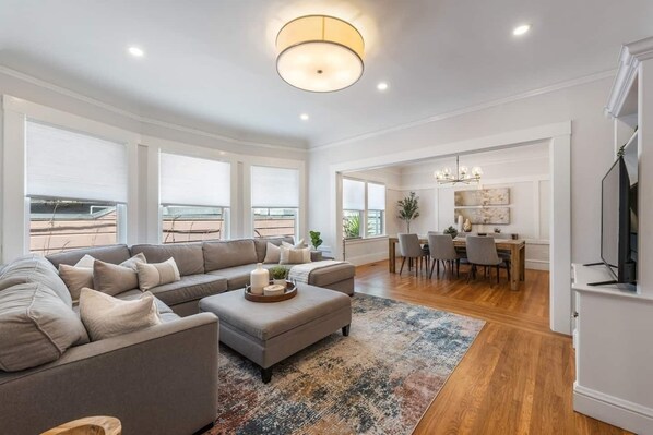 TV, offices - Enjoy ultra convenient City living from this comfortably stocked and furnished two level home (San Francisco)