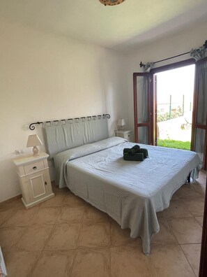 2 bedrooms, in-room safe, desk, iron/ironing board - Charming villa. Garden, veranda overlooking Tavolara, Wifi, Pet friendly (Porto San Paolo)