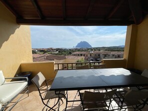 Outdoor dining - Charming villa. Garden, veranda overlooking Tavolara, Wifi, Pet friendly (Porto San Paolo)