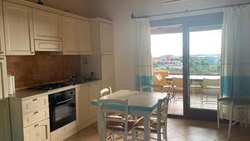 Een koelkast, een magnetron, een oven, een kookplaat