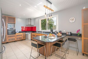 ثلاجة، ميكروويف، فرن، غسالة أطباق