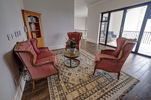 40-inch Smart TV with digital channels, TV, Netflix - Lagoon Suites Boutique Hotel (Walvis Bay)