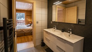 A modern bathroom with two sinks, a large mirror, and a view of a wooden deck and snowy landscape. - Apartment for 9 people at 500m from Linga gondola - Chatel Reservation (Châtel)