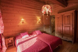 5 bedrooms, desk, travel crib, free WiFi