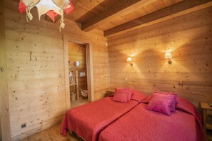 5 bedrooms, desk, travel crib, free WiFi
