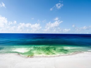 Una playa con agua turquesa cristalina y arena blanca.