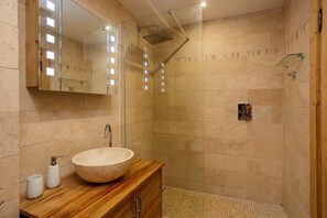 Een bad/douchecombinatie, een haardroger