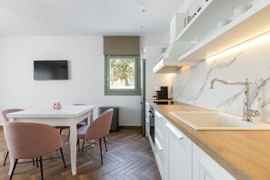 Een koelkast, een oven, een kookplaat, een koffiezetapparaat/waterkoker