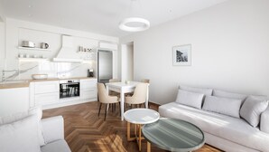 Un espacio habitable moderno y minimalista con cocina, comedor y zona de estar.