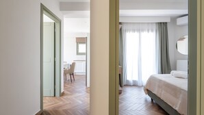 Una habitación de hotel con una cama, un escritorio y una silla.
