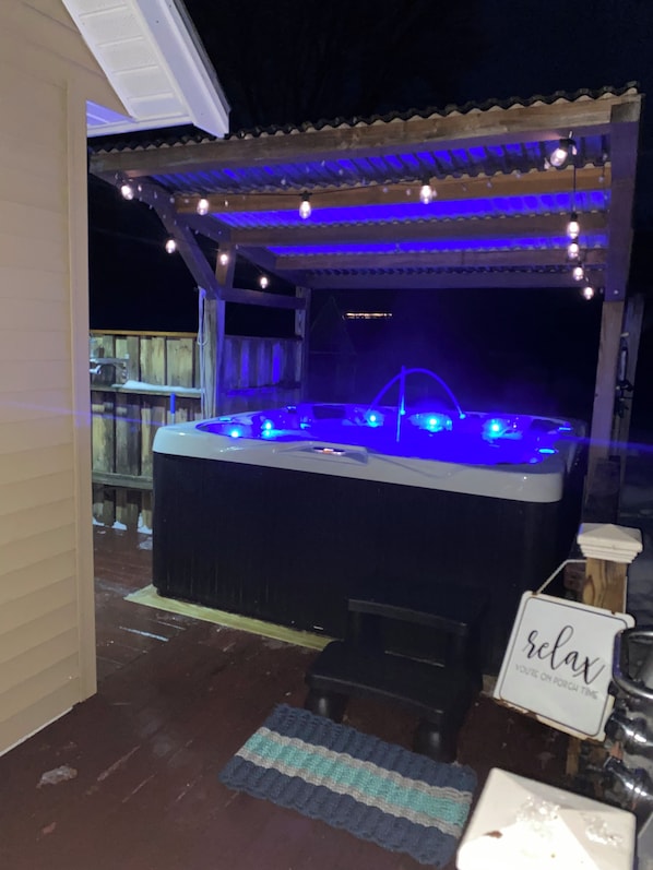 Outdoor spa tub