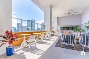 Outdoor dining - Downtown Escape: Pool, Gym & Sunset Views (Miami)