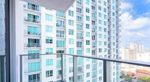Property grounds - Downtown Escape: Pool, Gym & Sunset Views (Miami)