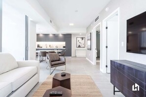 TV, offices - Downtown Escape: Pool, Gym & Sunset Views (Miami)