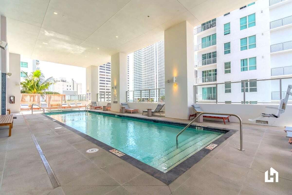 Utendørsbasseng og et oppvarmet basseng