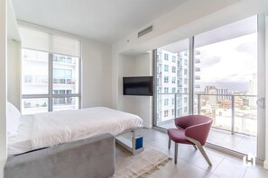 1 makuuhuone, työpöytä, kannettavalle tietokoneelle sopiva työtila