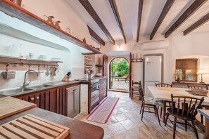 Fridge, stovetop, dishwasher, cookware/dishes/utensils