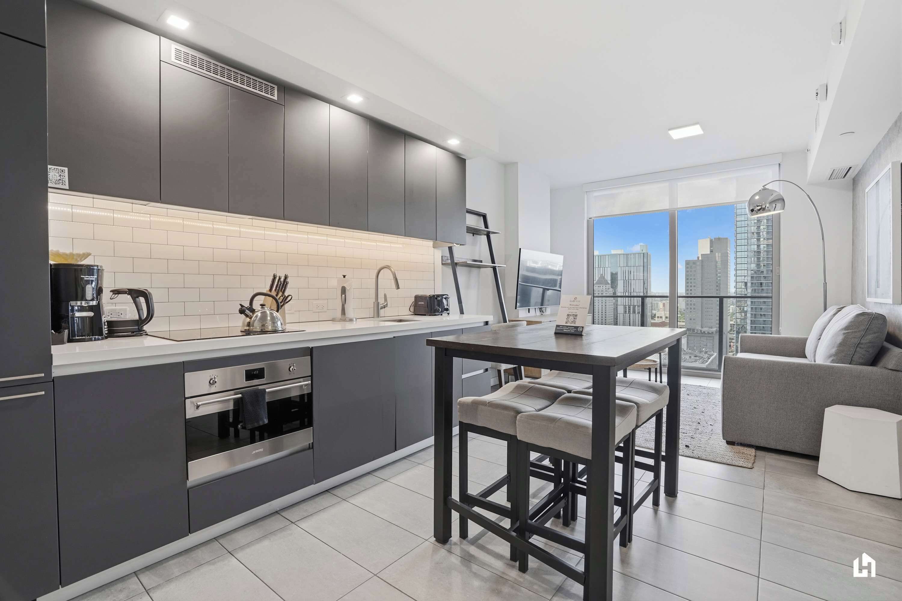 Een koelkast, een microgolfoven, een oven, een kookplaat