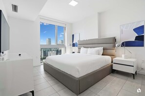 1 camera, una scrivania, postazione laptop, ferro/asse da stiro