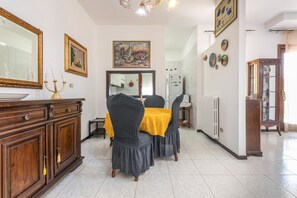 Dining - Holiday Home "Residenza Gabry" with Sea View, Garden, Terrace and Wi-Fi (Cagliari)