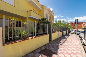 Property grounds - Holiday Home "Residenza Gabry" with Sea View, Garden, Terrace and Wi-Fi (Cagliari)